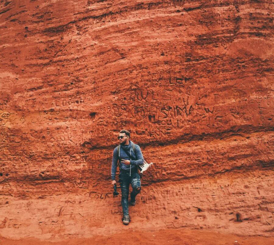 倚在棕色牆上的人