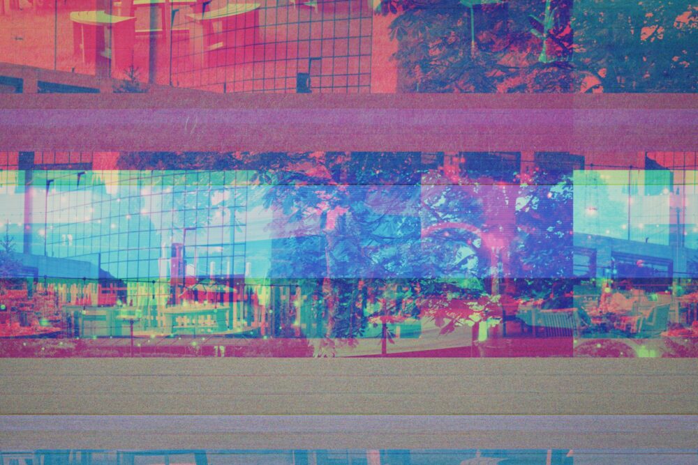 A dynamic urban scene captured with glitch art technique