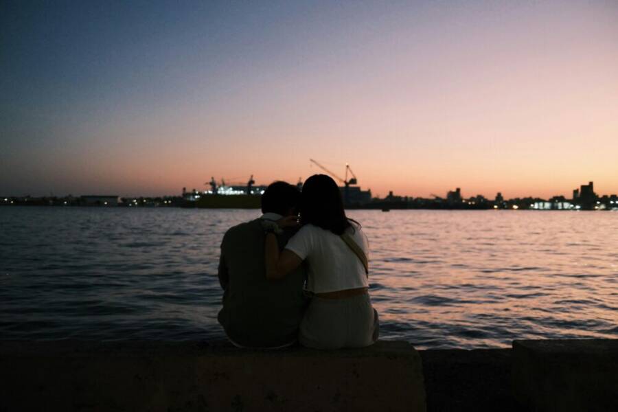 海風中的海港散步