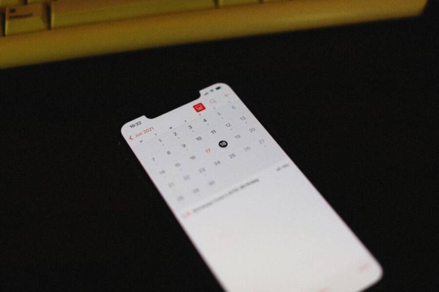 Smartphone with calendar and scheduling interface