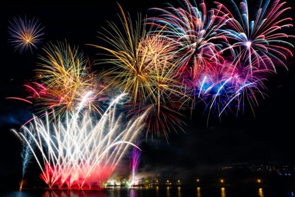 煙火與城市夜景的合成畫面