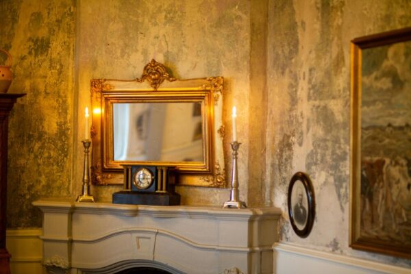 放鬆角落示意，溫暖燈光與柔軟材質