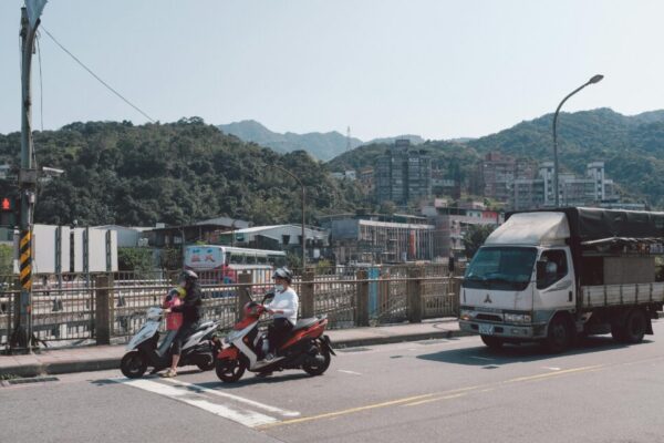 街景與山丘相伴的機車通行