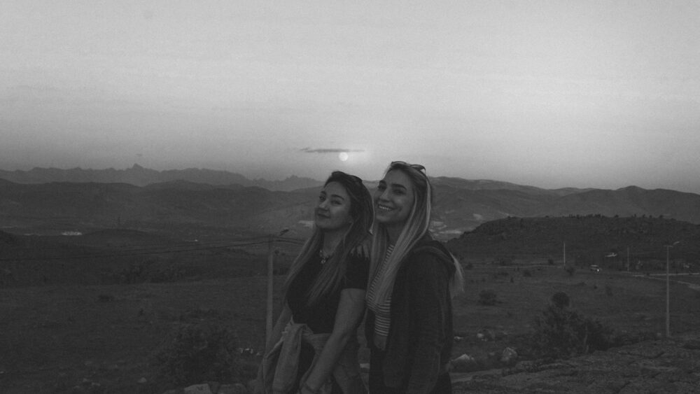 月光下的溫柔互動，象徵關心與安全感的表達