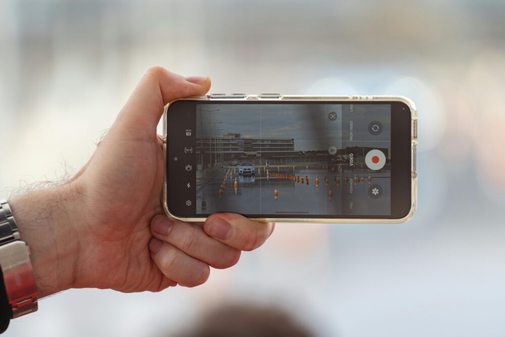 手機拍攝 B-roll 的實景示意