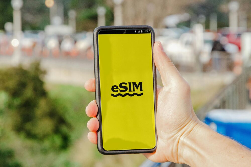 手機與 eSIM 概念圖