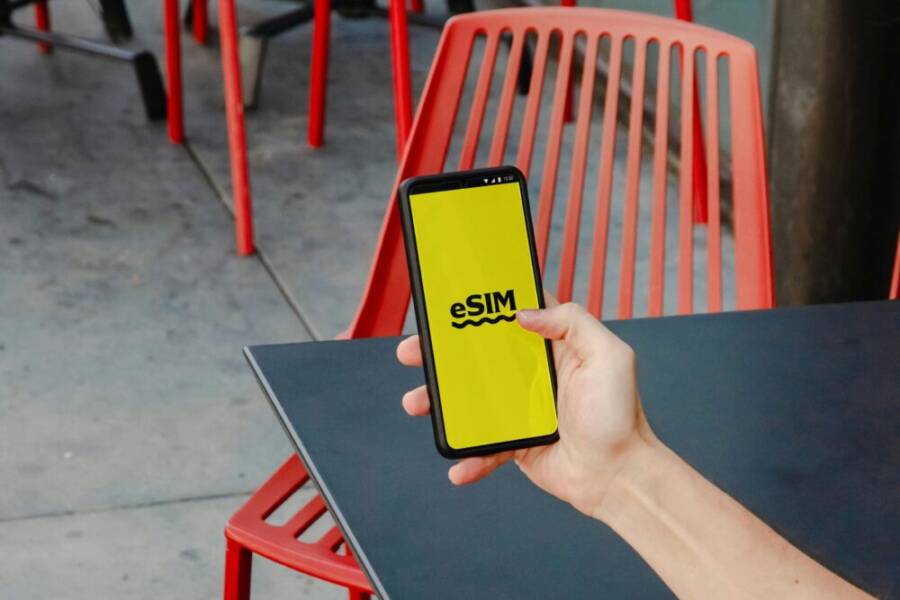 手機 eSIM 操作界面示意