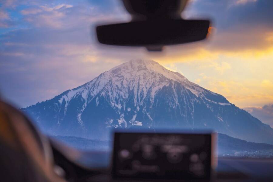 車窗外的高山風景