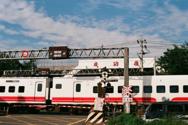 Image: Atrain crossing an intersection in Taiwan