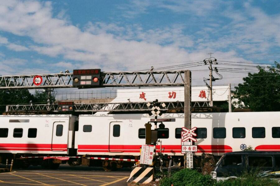 Image: Atrain crossing an intersection in Taiwan