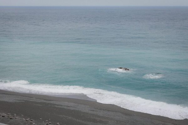 Beautiful coastal view of the Pacific Ocean from Taitung, Taiwan with clear blue waters and gentle waves.