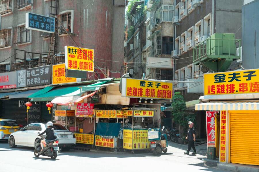 早市小吃與池上米的市場場景