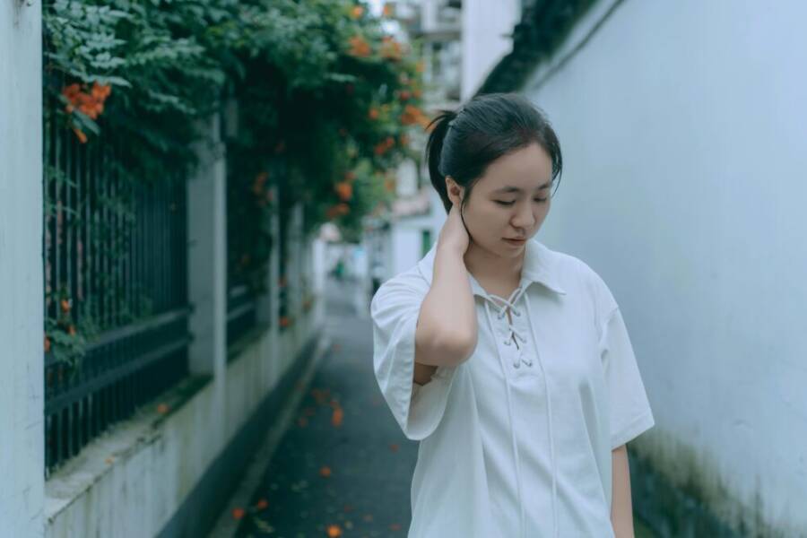 神農街木門與磚牆的紋理