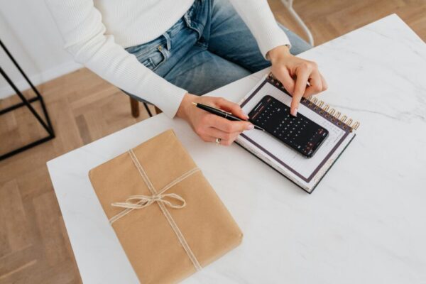 image of calendar management on smartphone