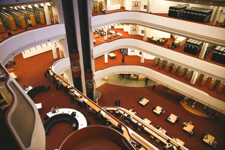室內寬敞的圖書館空間