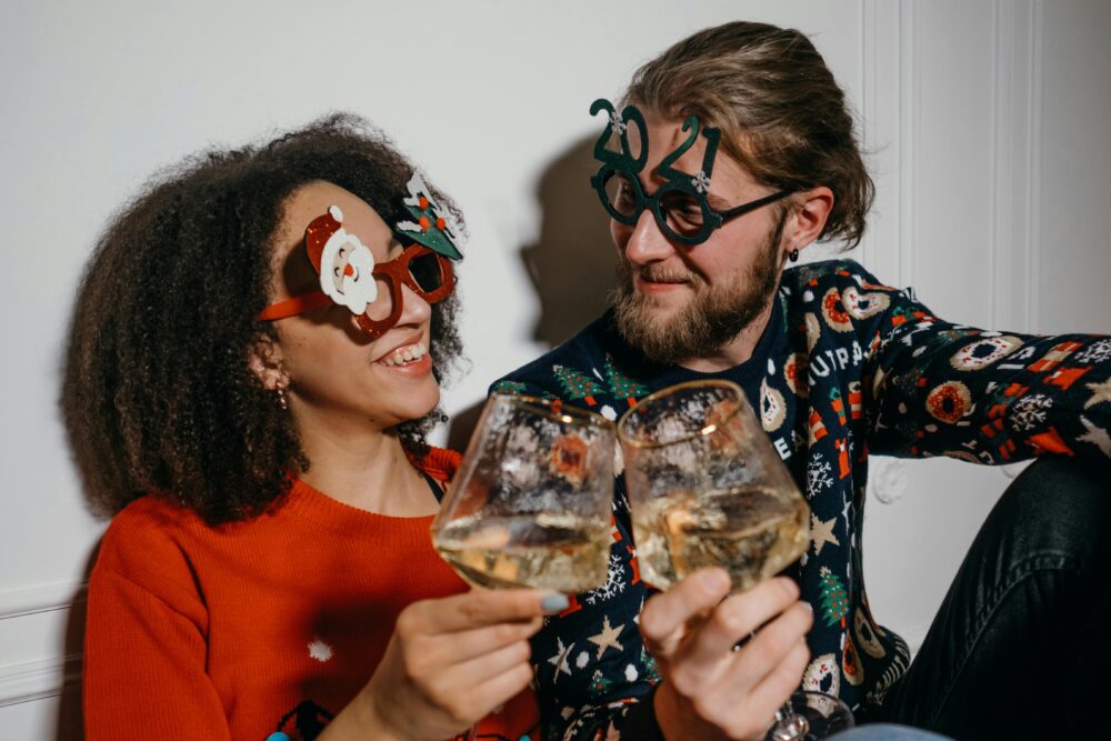 影像說明:情侶在咖啡廳討論旅行計劃,氛圍溫暖放鬆