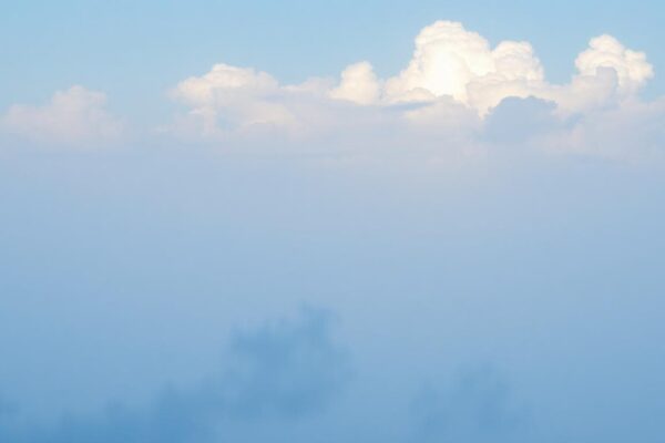 一位專業人士在現代辦公室中，將大目標拆分成小步驟的場景，桌上擺放著任務清單、里程碑圖表和筆記本，背景是整齊的書架和電腦，氛圍穩健可靠，風格寫實專業，燈光溫暖，無文字。