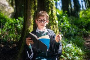 穿著哈利波特男孩的衣服