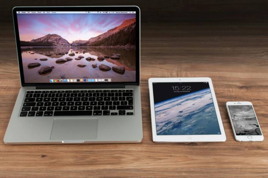 MacBook Pro 旁邊的白色 i Pad