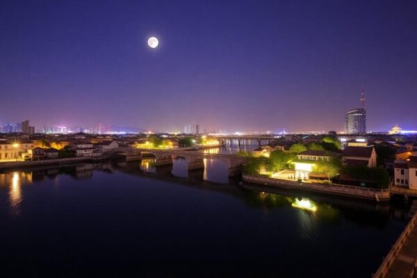 一位年輕人站在廣闊草原上，仰望夜晚天空中的滿月，月亮周圍浮現射手座弓箭符號，背景有遠山和星空，溫暖橙黃色調營造樂觀平靜氛圍