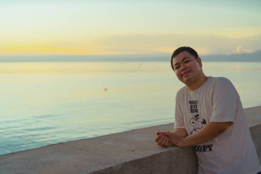 日落時分，越南平順海灘的一名男子微笑著。非常適合旅行和生活的概念。