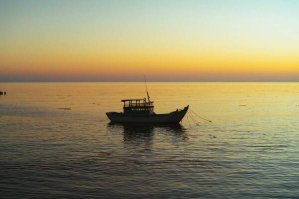 越南日落時平靜的Bình Thuận 船上寧靜的漁船。