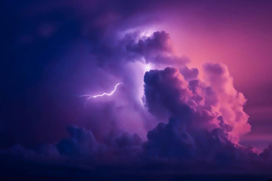 白雲在蔚藍的天空