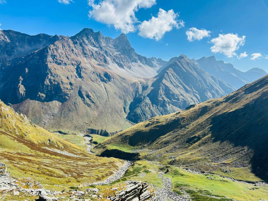 湛藍的天空下，巍峨音樂廳的高山景色盡收眼底。