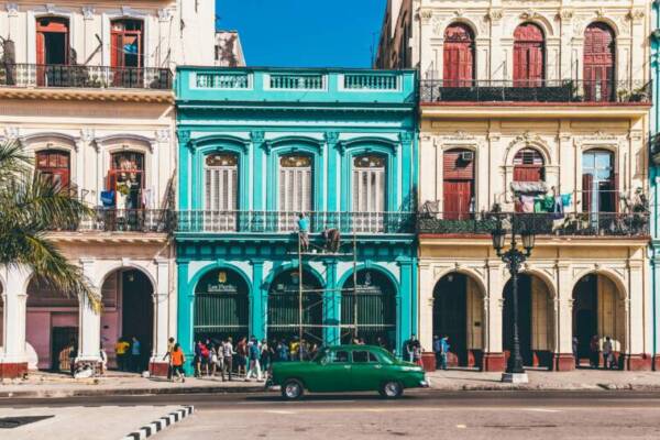 綠色轎車停在大樓前