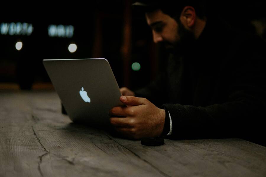 男子使用 macbook 的照片