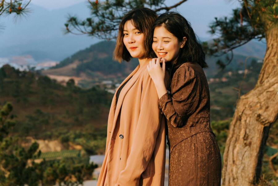 兩個女人微笑的淺焦點照片