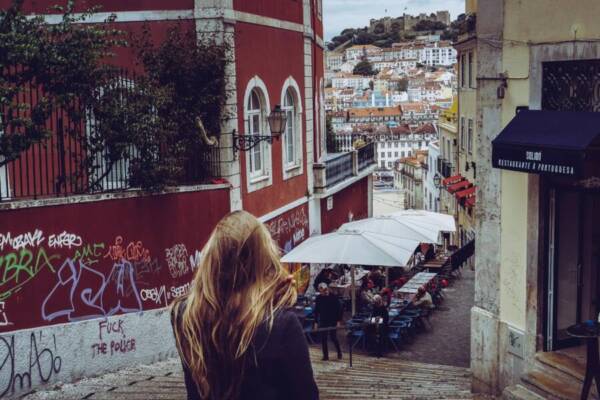 黑色開衫的女人站在混凝土台階附近