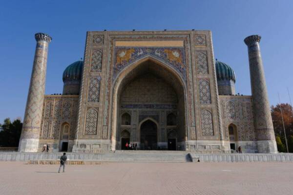 烏茲別克撒馬爾罕雷吉斯坦廣場錯綜複雜的馬賽克立面的佈景。