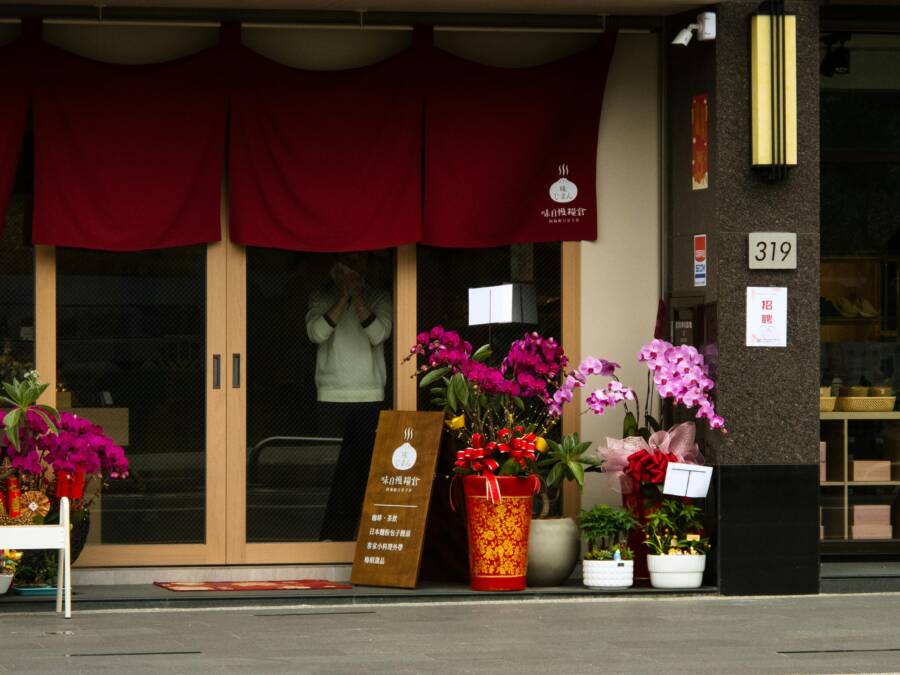 秋天的楓樹裝飾著台灣苗栗一家商店的入口，營造出一片繁華勃勃的街景。