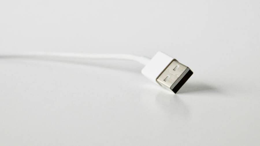 白色usb電纜的照片特色
