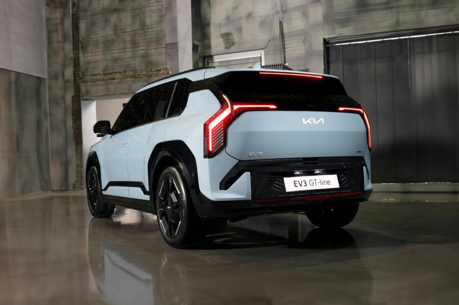 工作室中起亞 Ev3 Gt 系列的左後側。