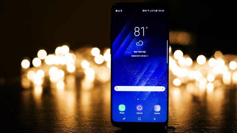 散景三星燈附近的已開啟午夜黑色galaxy S8