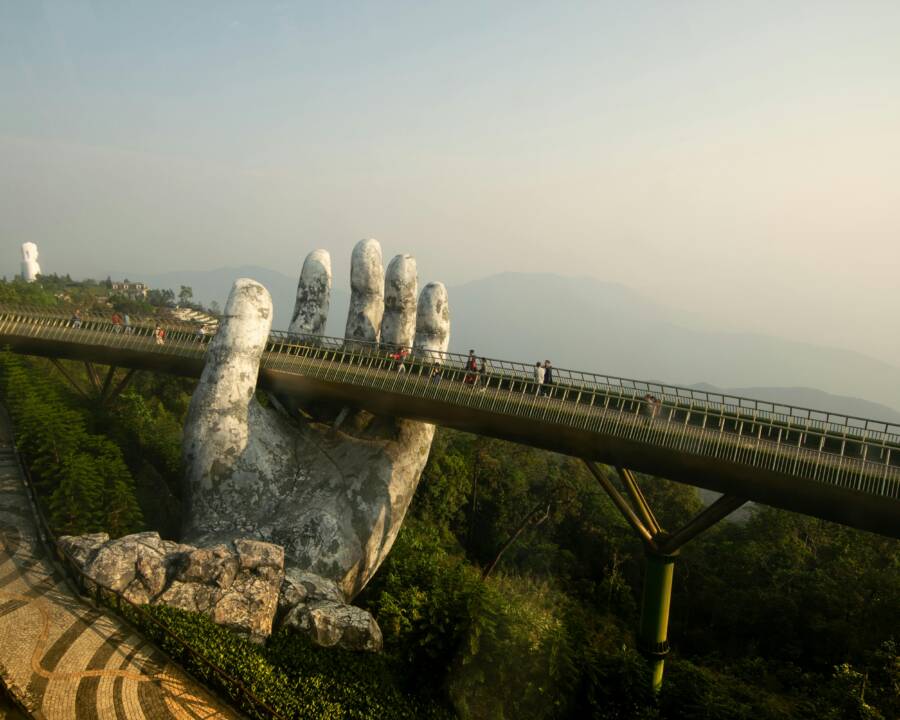 越南巴拿山上由巨手支撐的金橋的景色令人驚嘆。