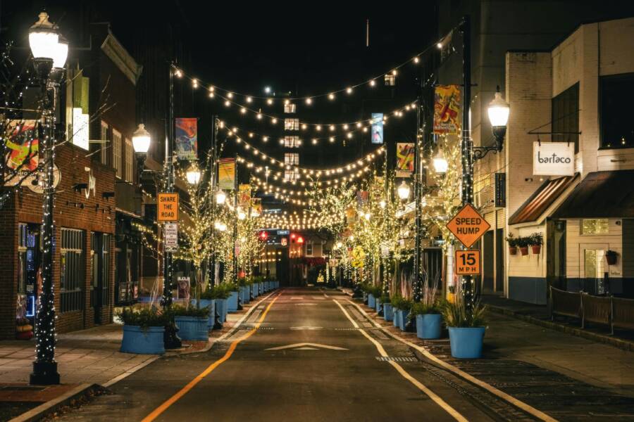 夜晚，燈火輝煌的城市街道被慶彩燈和色彩鮮豔的店面裝飾得美輪美奐。