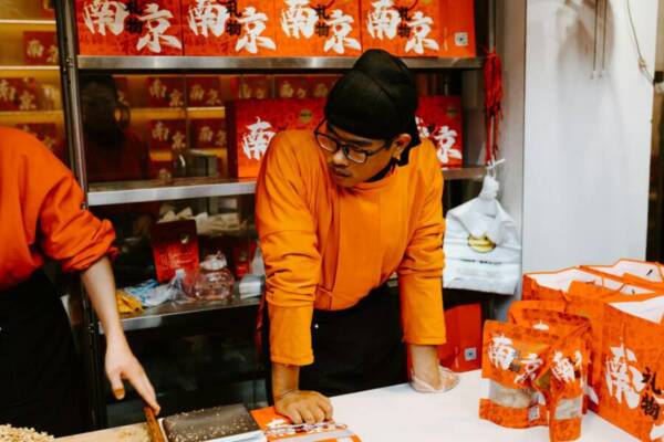 南京熙熙攘攘的市場裡，一位街頭小販的牲畜場景，表演了中國文化。