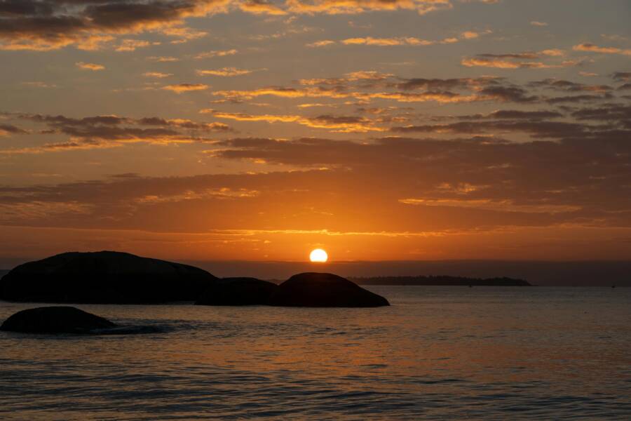 陽西下，海面空夕一片寧靜，震撼的形像在絢麗的天空映襯下細緻的響亮。