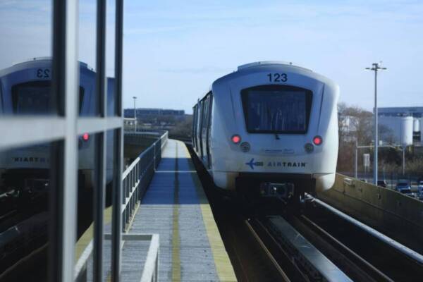 在晴朗的日子裡，AirTrain列車駛近紐約甘迺迪機場站。