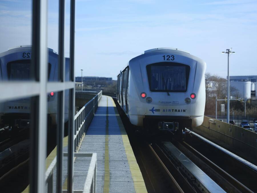 在晴朗的日子裡，AirTrain列車駛近紐約甘迺迪機場站。