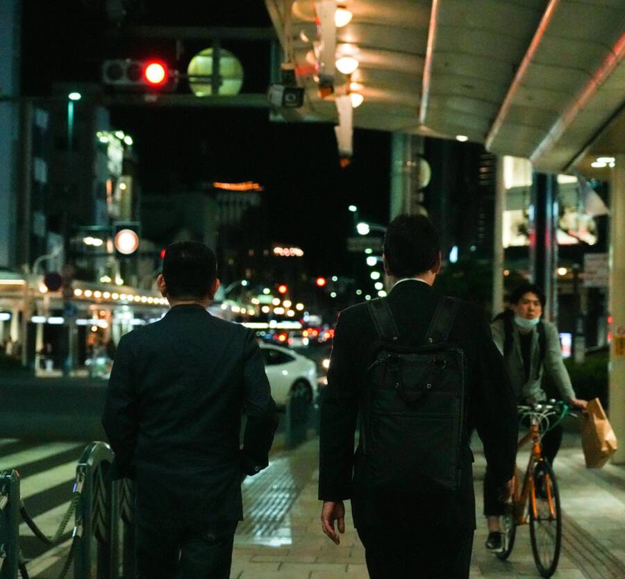 京都的夜景熙熙攘攘，燈光璀璨。