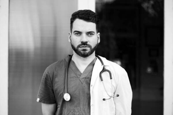 布宜諾斯艾利斯一位神情嚴肅的醫生手持聽診器的黑白肖像。