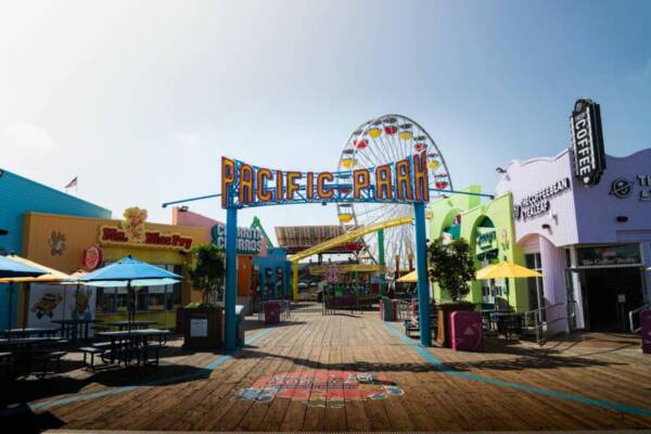 加州聖莫尼卡碼頭太平洋公園入口處充滿活力的景色。