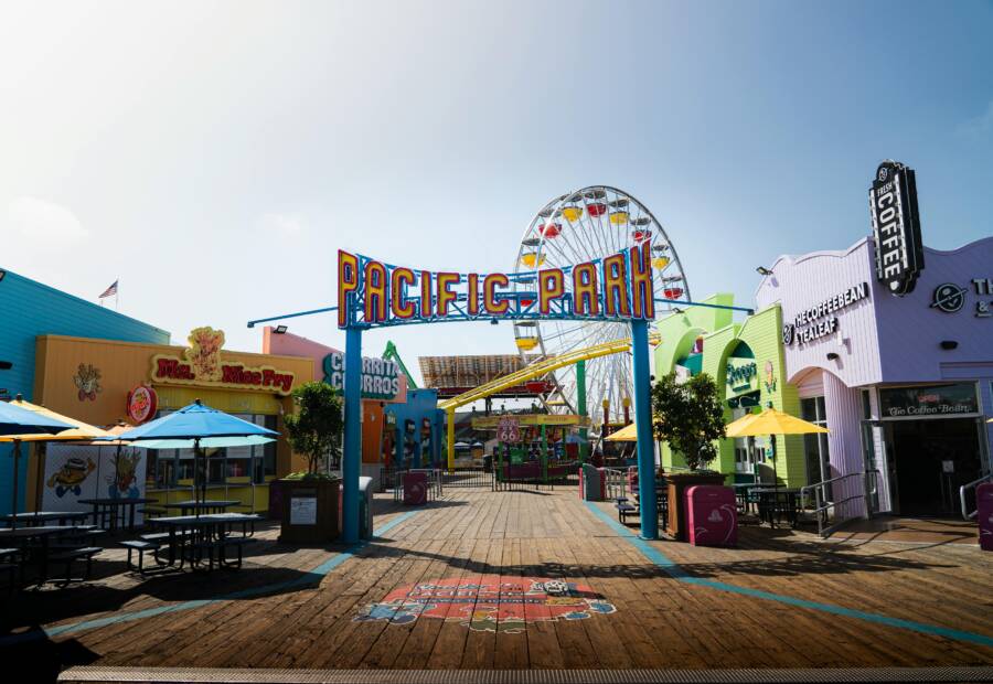 加州聖莫尼卡碼頭太平洋公園入口處充滿活力的景色。