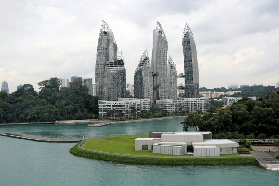寧靜的海濱，引人注目的現代弧形立面建築，體現了都市創新精神。