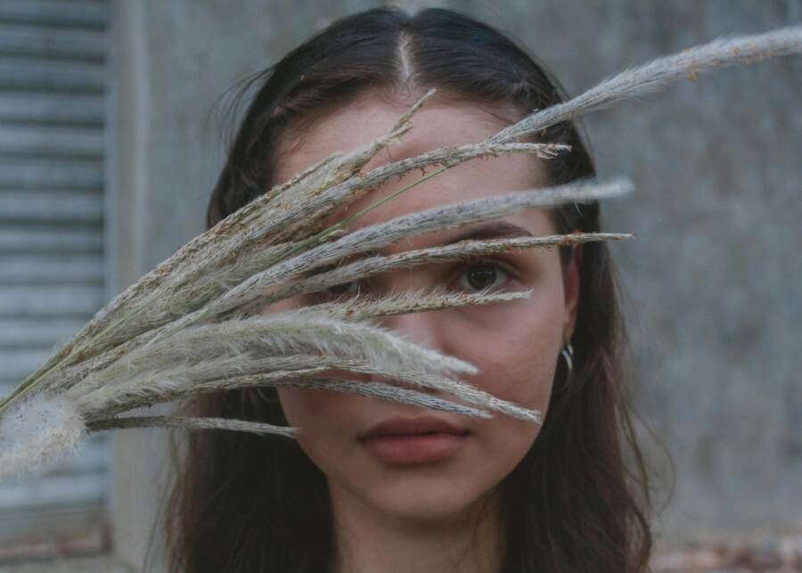 女人控股草