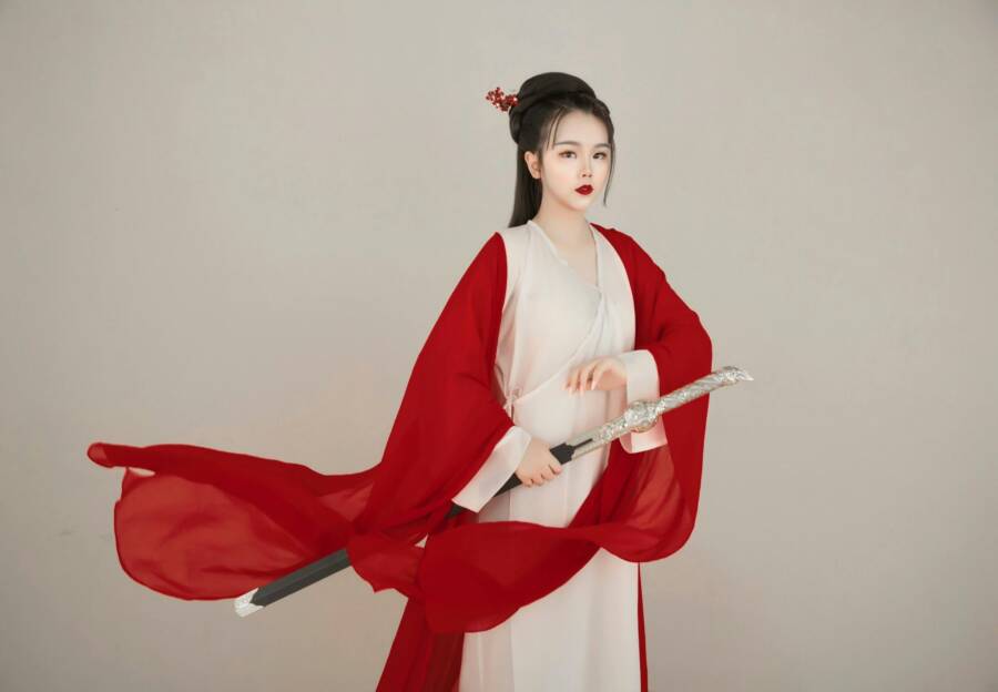穿著衣服拿著劍的女人